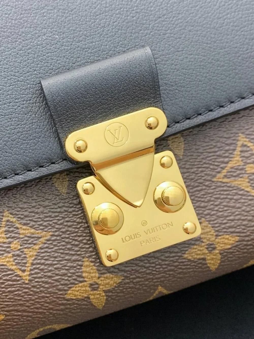 Louis Vuitton. dimensions 29